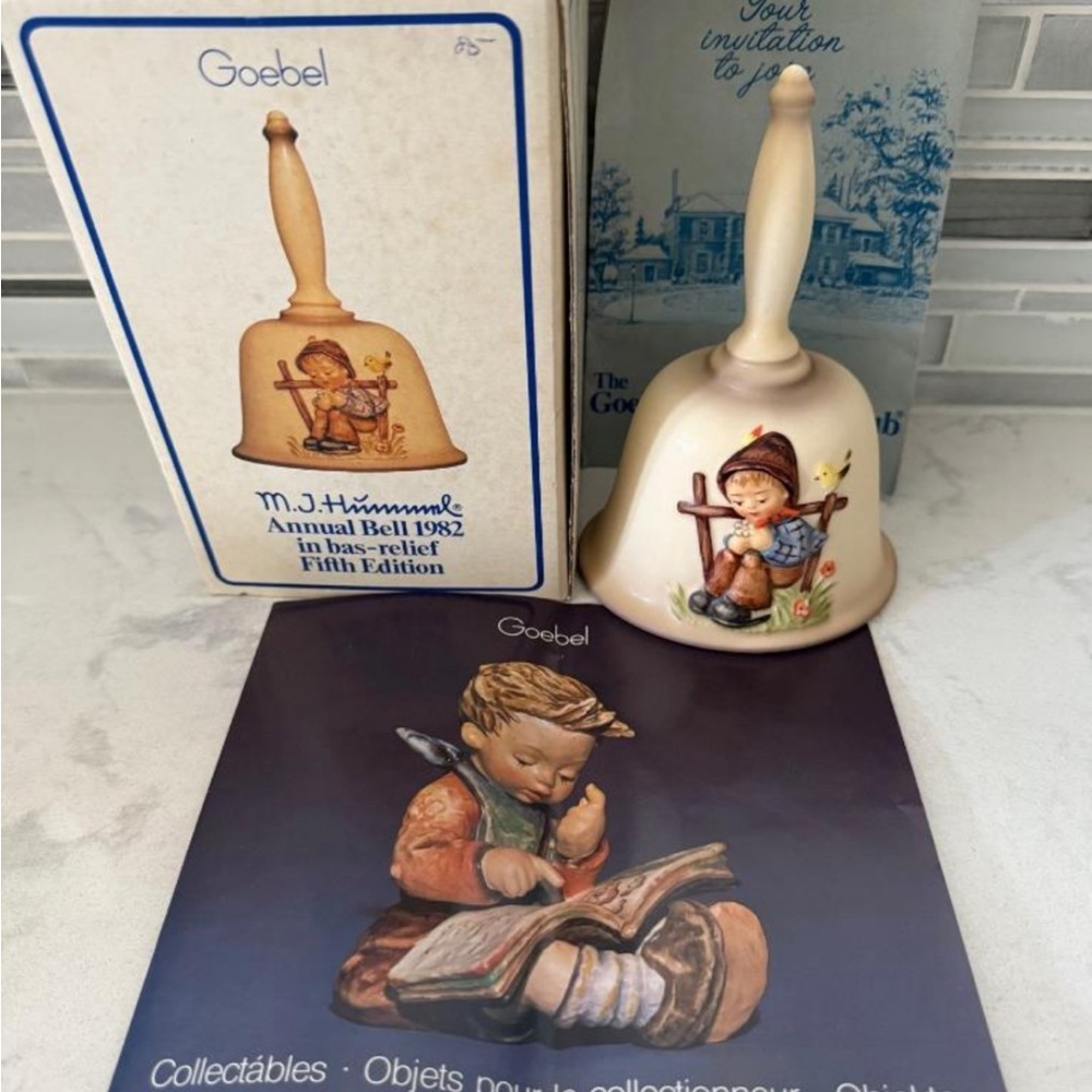 Goebel M.I. Hummel 1982 Fifth Edition Annual Bell HUM 704 "She Loves Me" | NIB